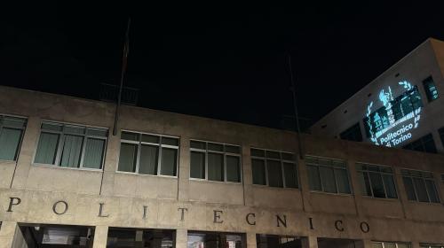 Il logo di Ateneo proiettato sulla facciata