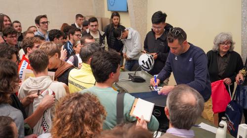 Vincenzo Nibali rilascia gli autografi ai presenti