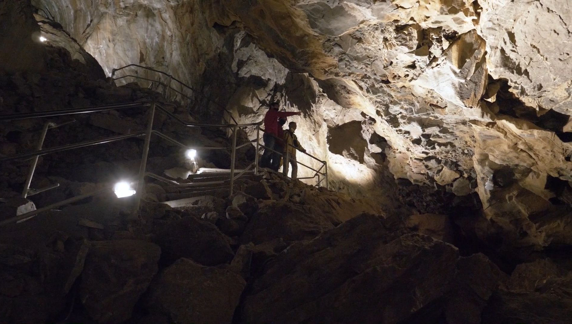 Il PaleoLab del DIATI al lavoro in una grotta