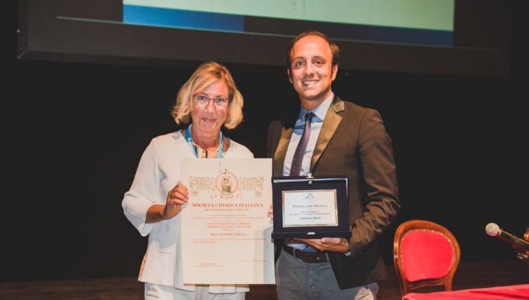 Federico Bella riceve il premio della Società Chimica Italiana