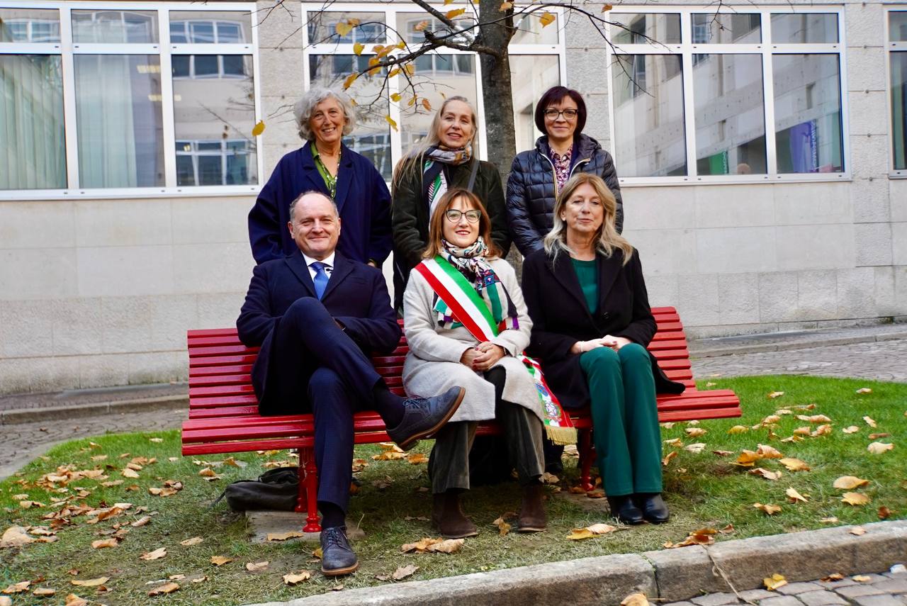 Inaugurazione della panchina rossa nel cortile dell'Ateneo