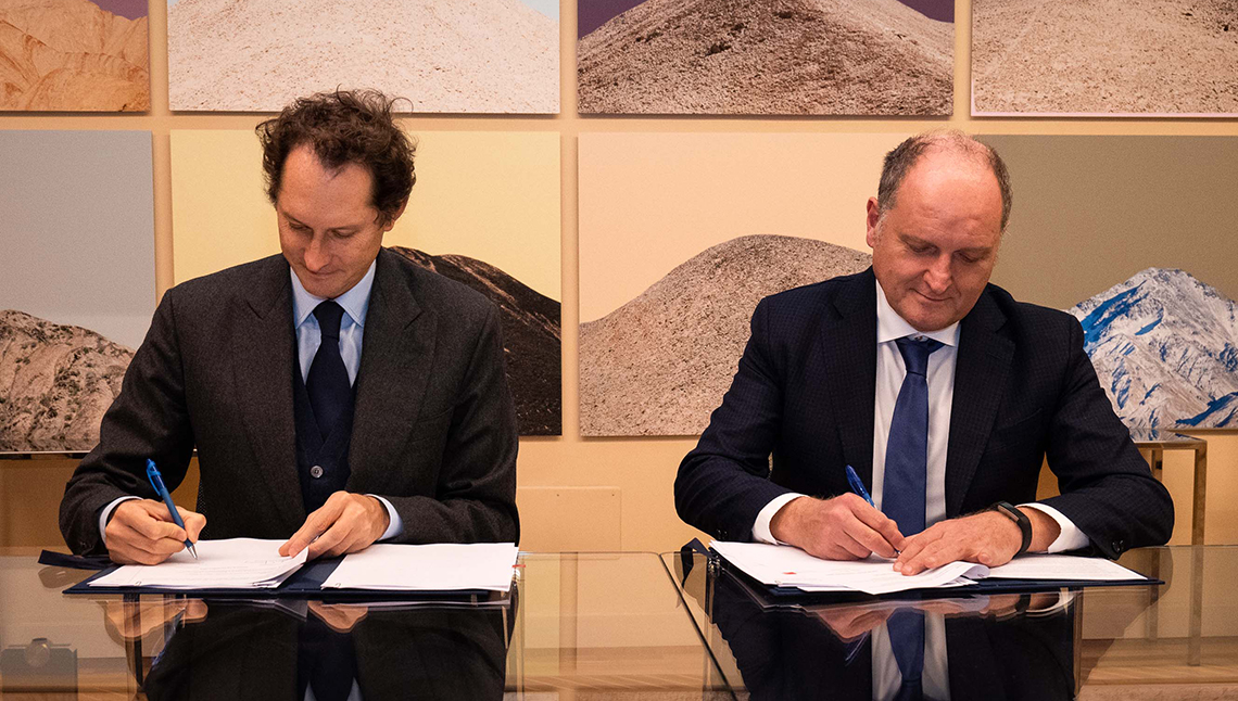 Il Presidente di Stellantis John Elkann e il Rettore Guido Saracco firmano l'accordo