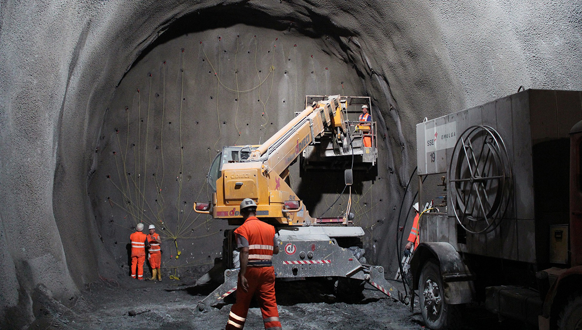 Operari al lavoro in galleria