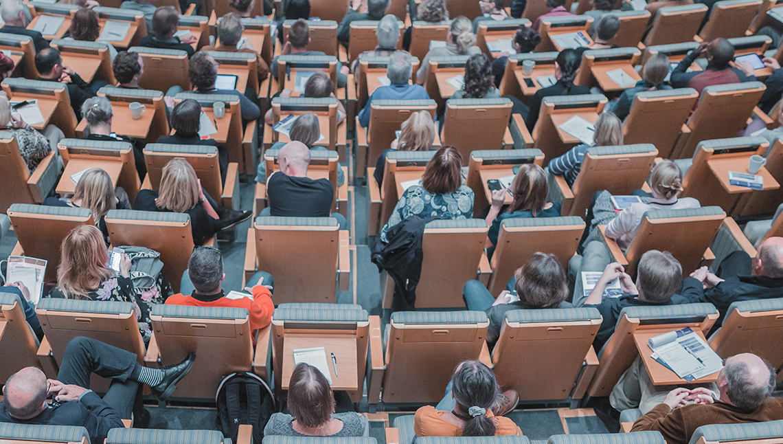 Persone sedute in assemblea