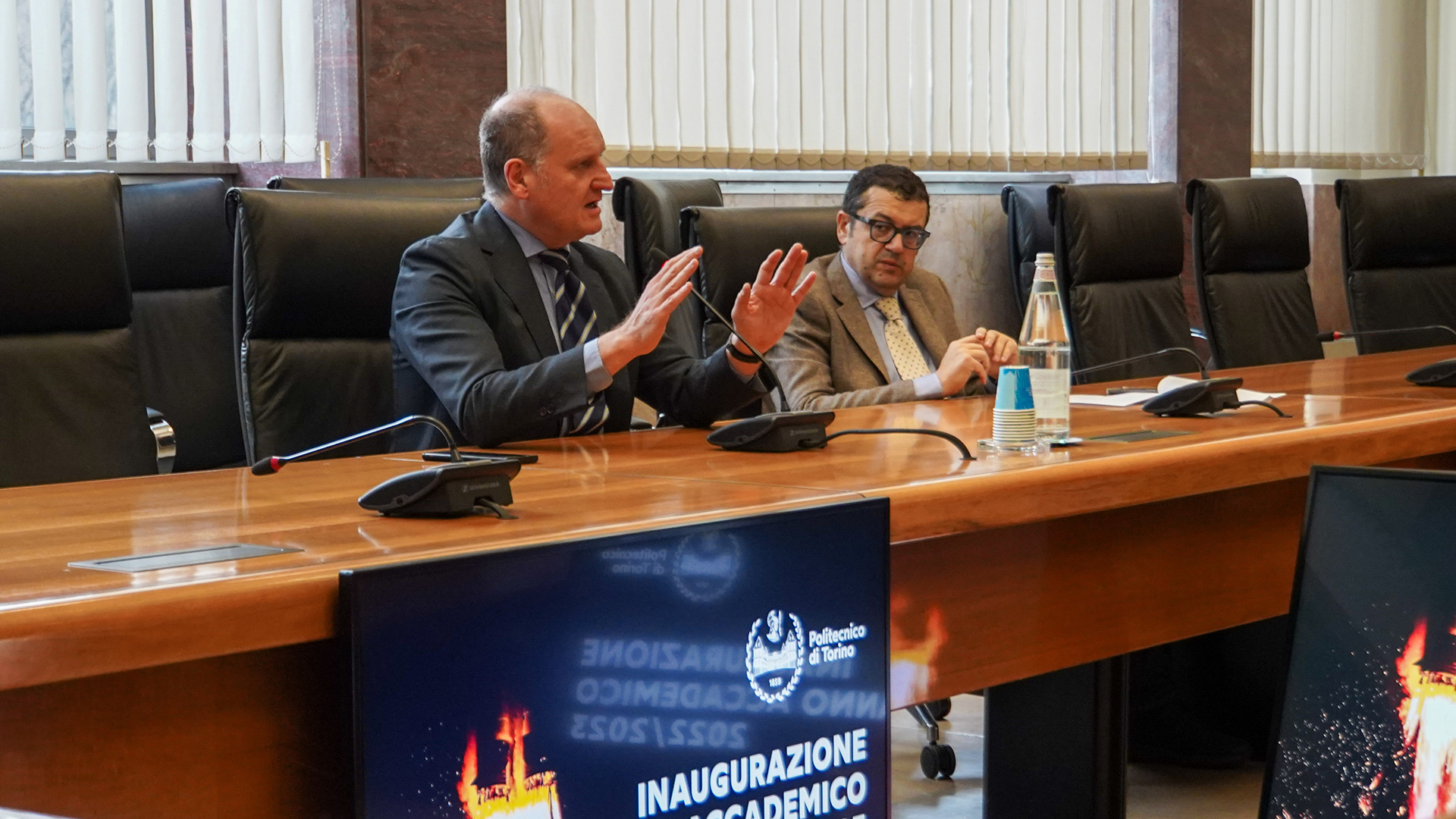 Il Rettore Guido Saracco e il Direttore Generale Vincenzo Tedesco seduti al tavolo della conferenza stampa