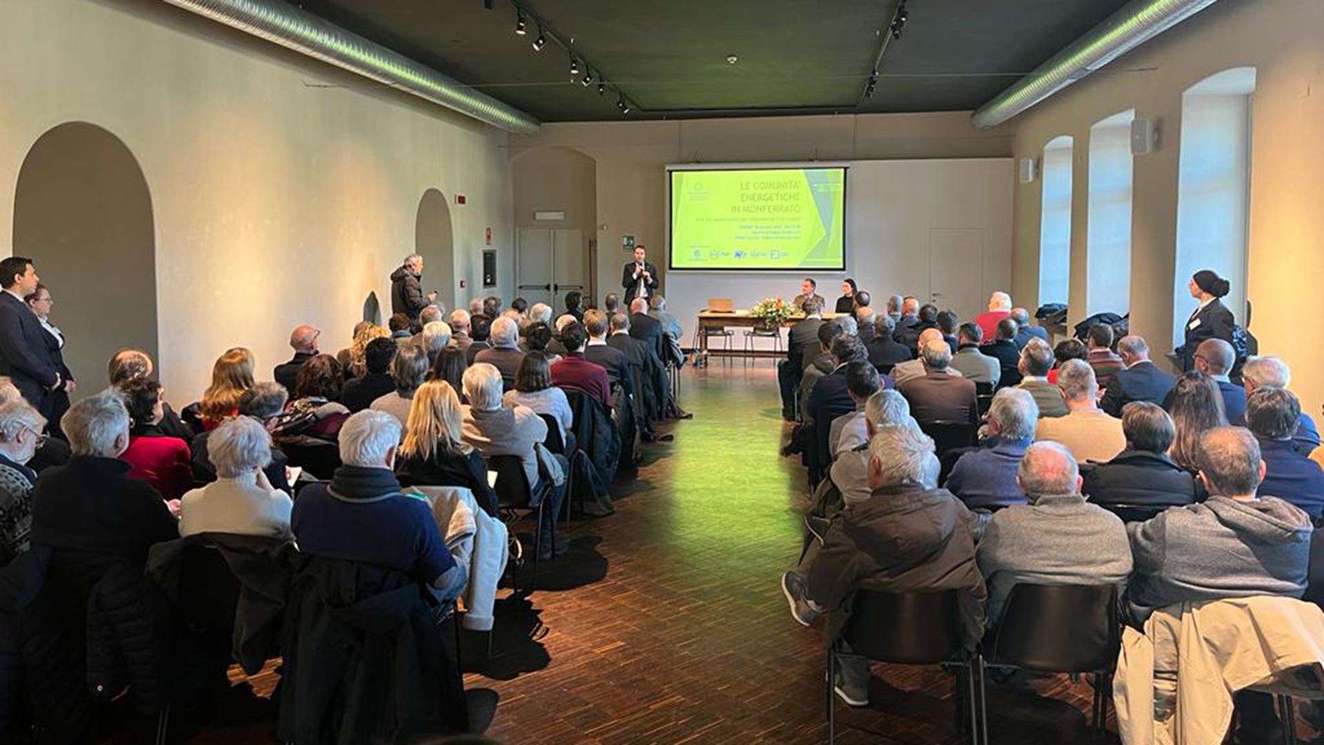 Una sala piena di pubblico al Castello di Casale Monferrato