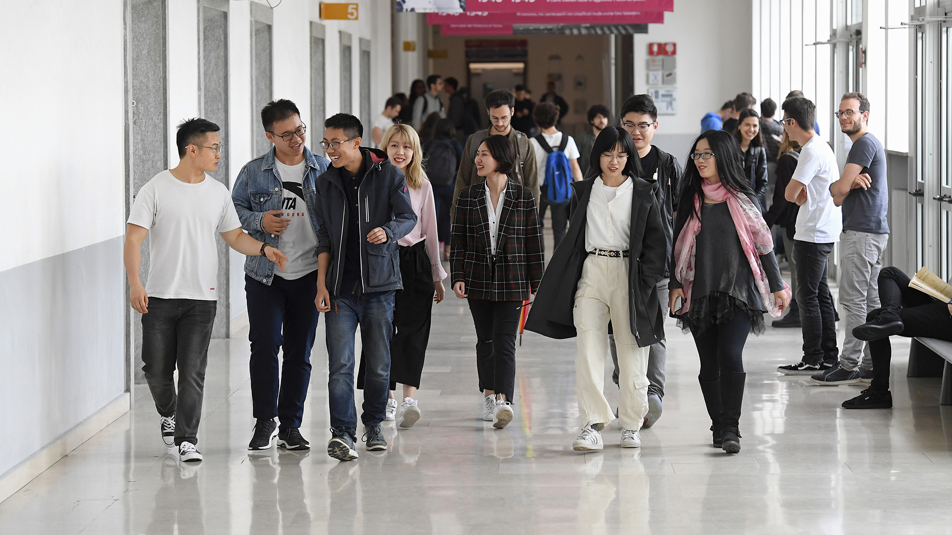 Studenti cinesi camminano nei corridoi del Politecnico di Torino