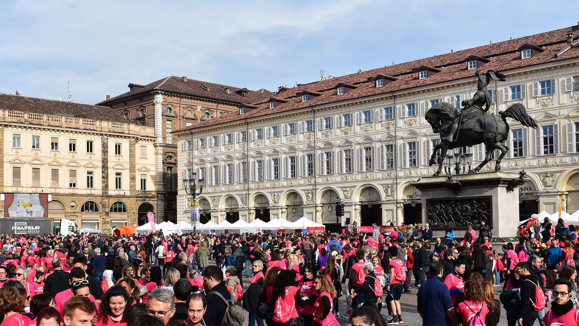 I partecipanti alla corsa in piazza San Carlo a Torino