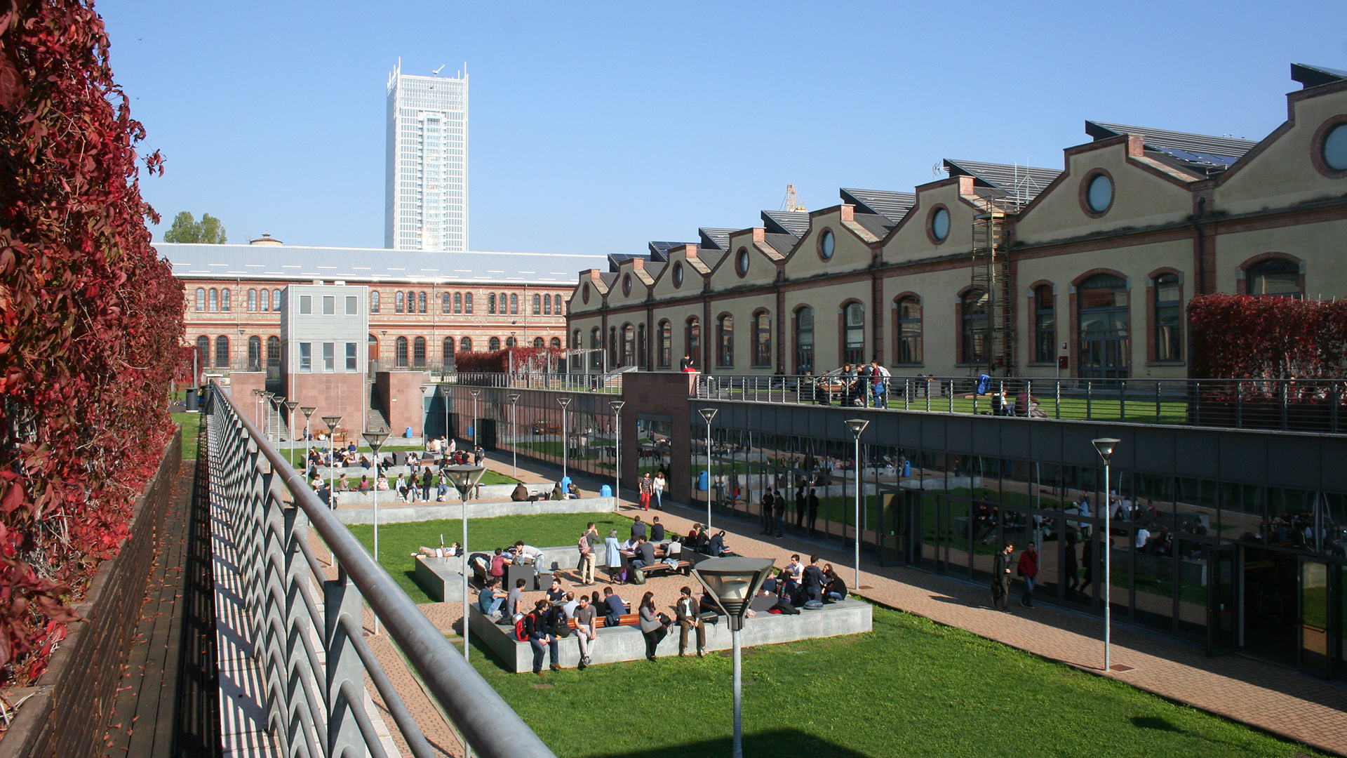 Foto della Cittadella Politecnica con area verde e studenti