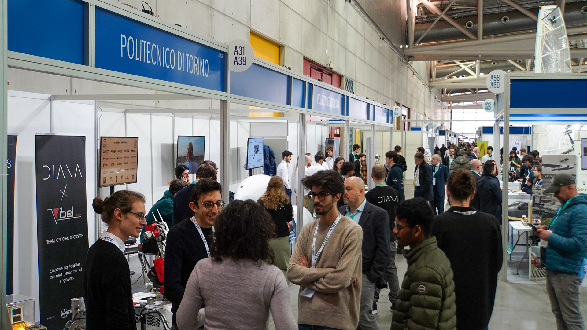 Fotografia dello stand del Politecnico alla fiera con molte persone