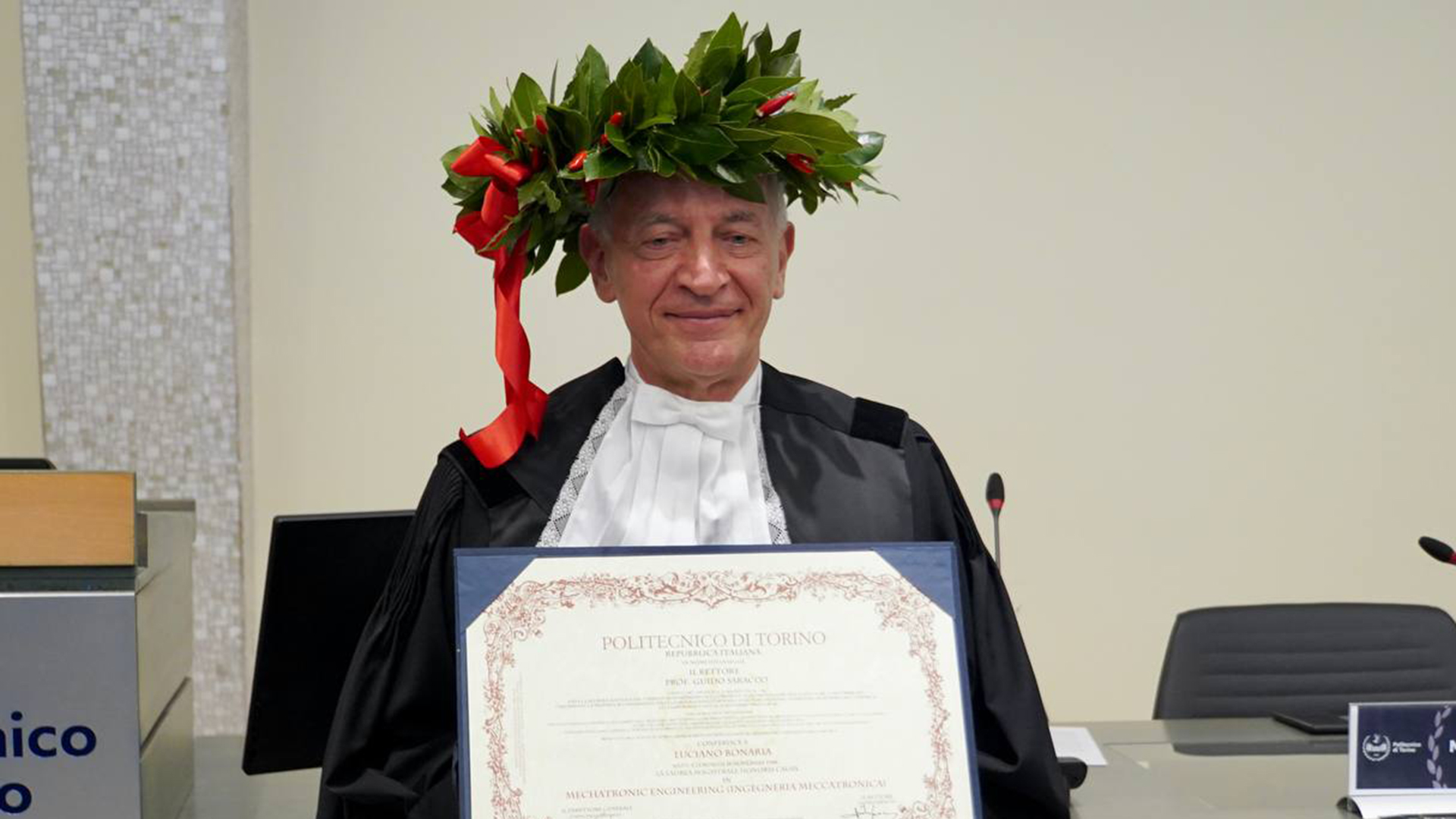 Luciano Bonaria con il diploma di laurea del Politecnico e la corona di alloro