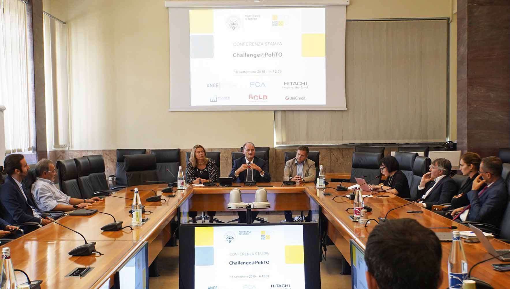 Foto della conferenza stampa di presentazione con il rettore saracco seduto al tavolo