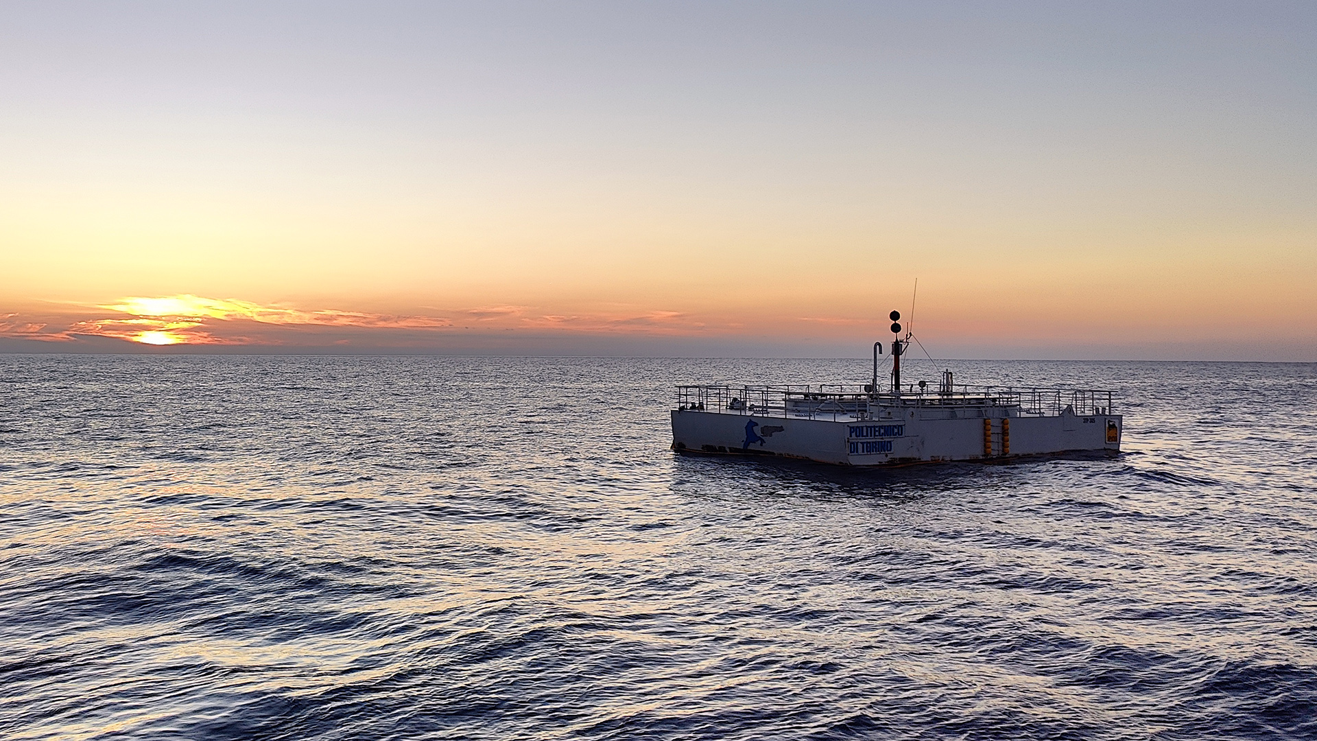 Foto della piattaforma del dispositivo ISWEC sul mare al tramonto