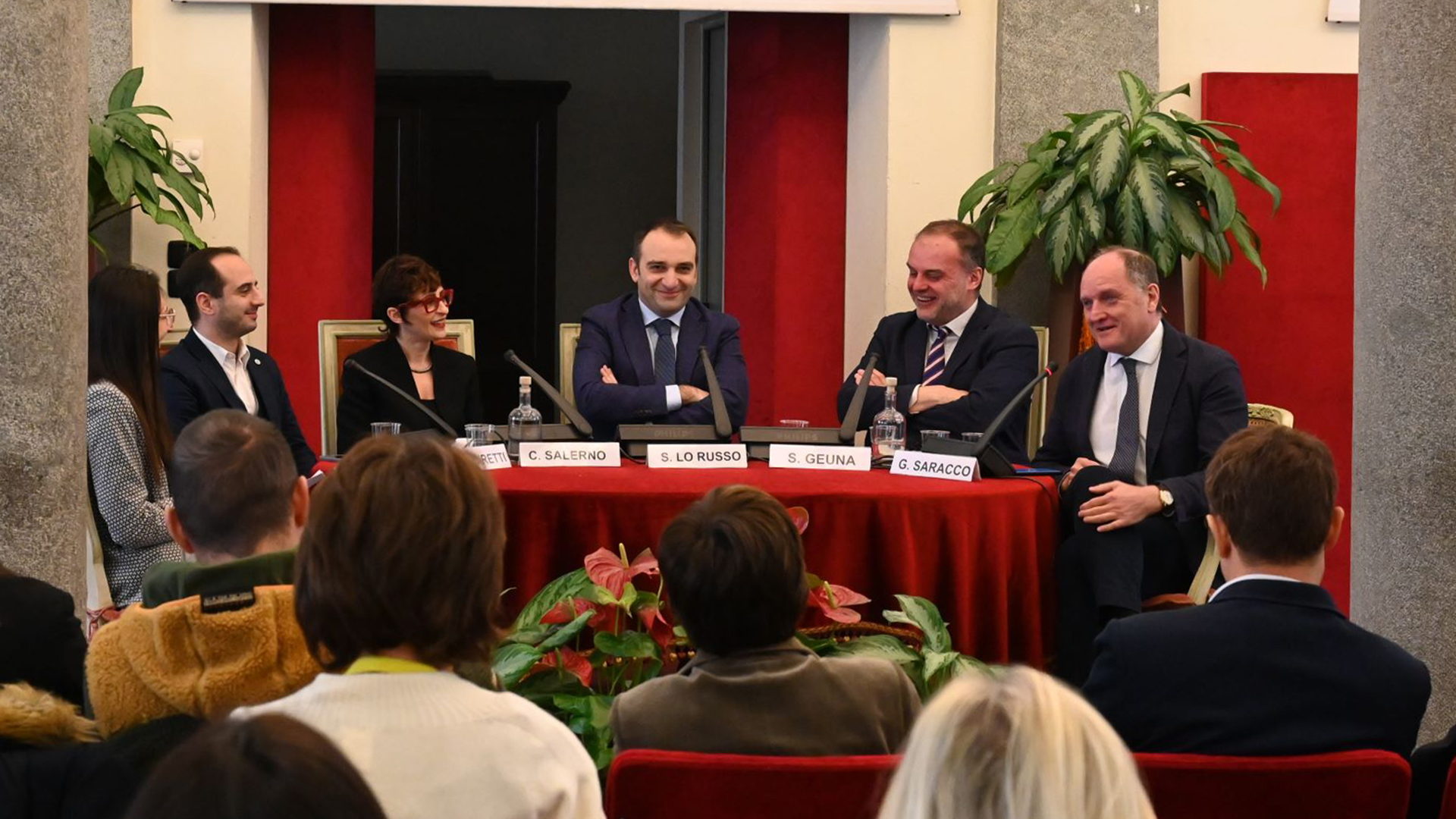 I partecipanti alla conferenza stampa riuniti intorno a un tavolo