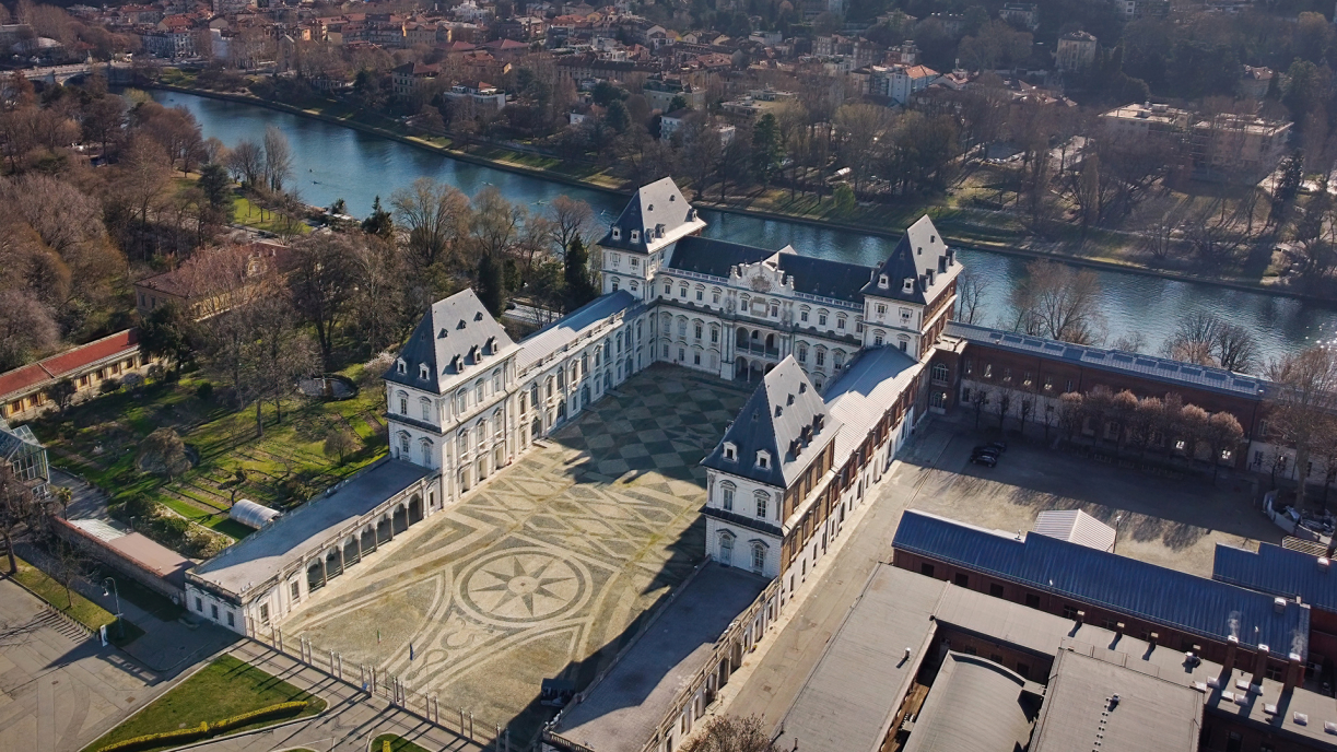 Foto aerea del Castello del Valentino in riva al fiume Po