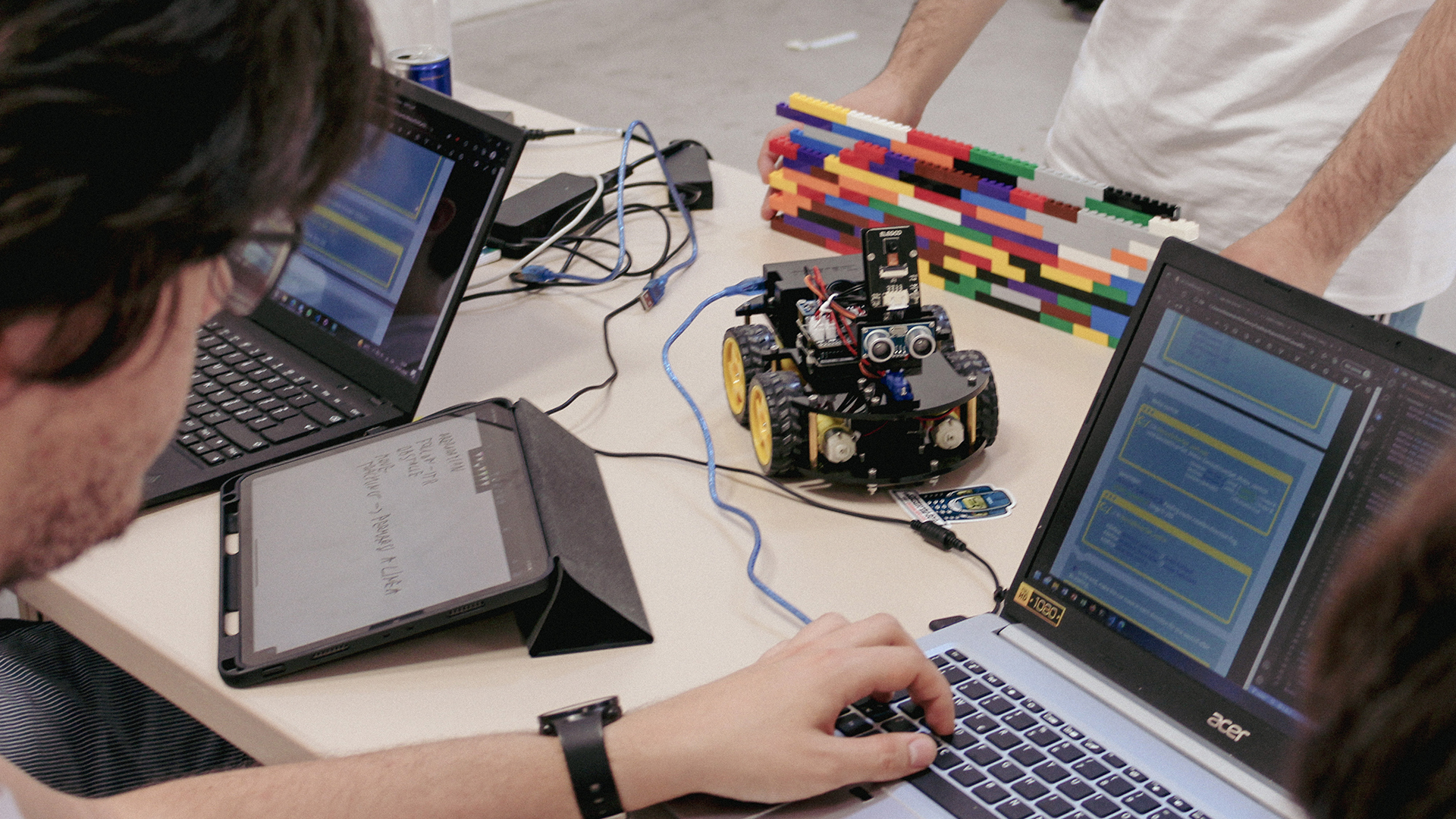 Foto di studenti al lavoro su robot computer e tablet