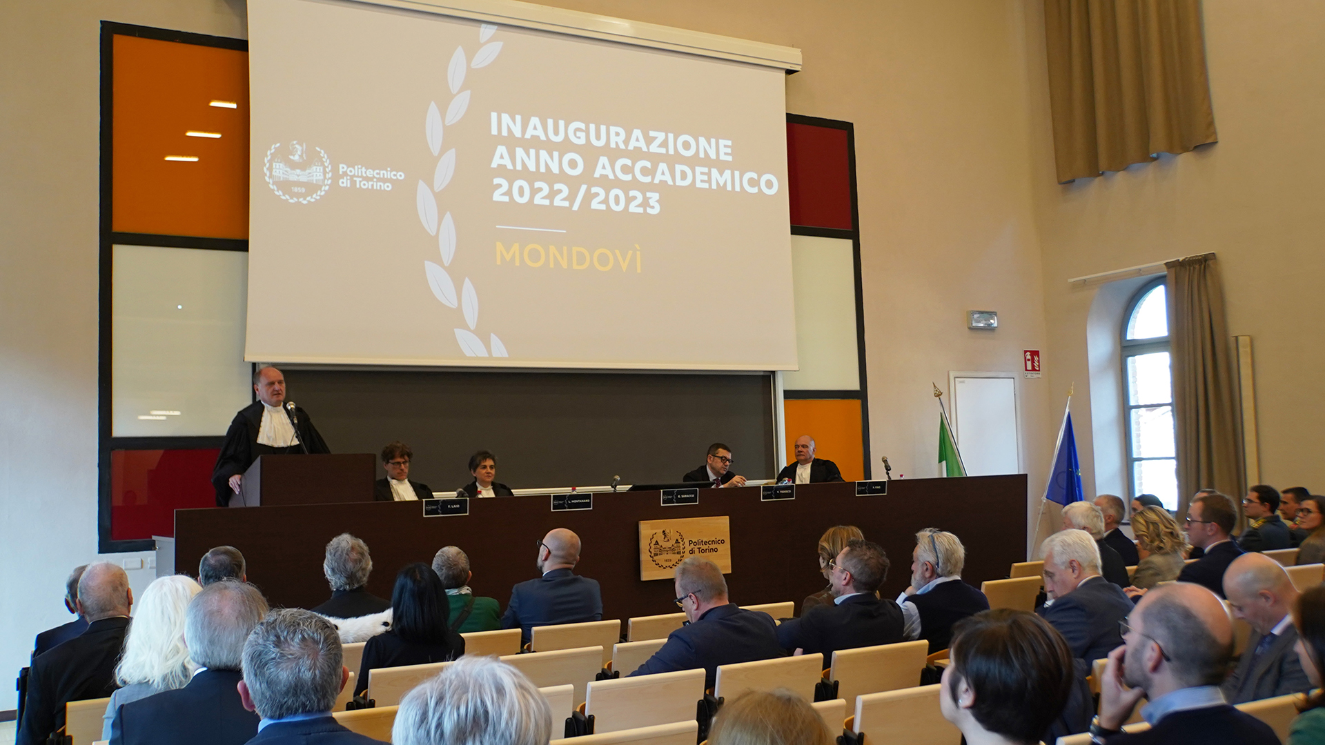 Foto della sala gremita per la cerimonia di inaugurazione