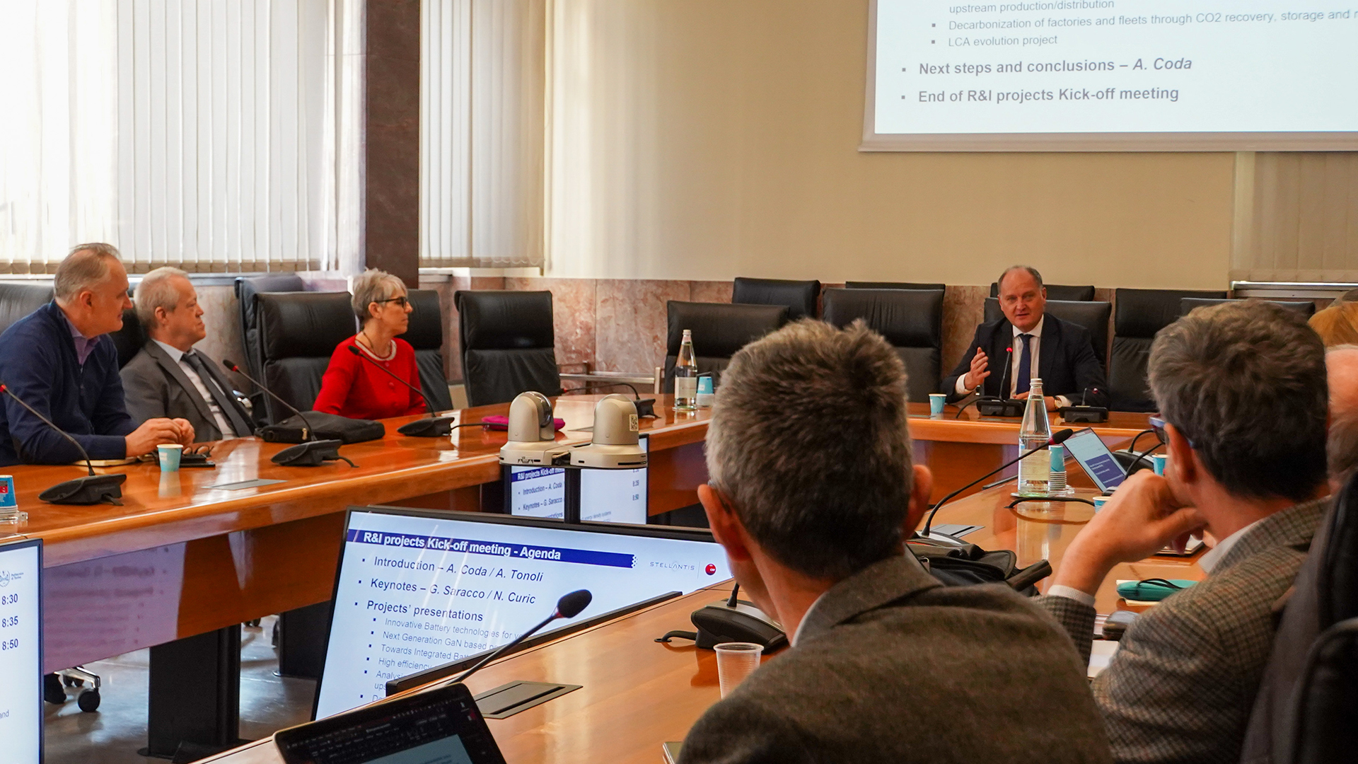 Foto dei partecipanti alla riunione seduti attorno al tavolo mentre discutono