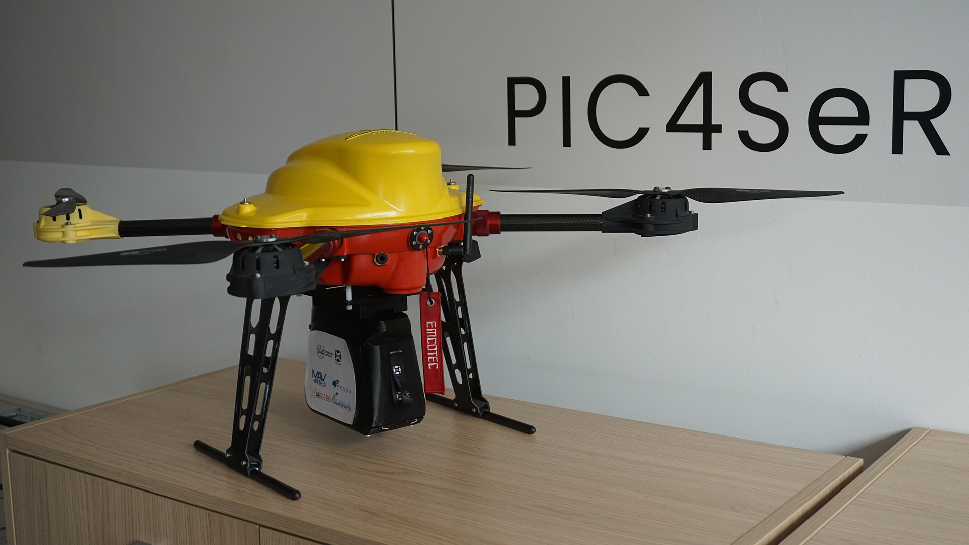 Foto del drone predisposto al trasporto organi