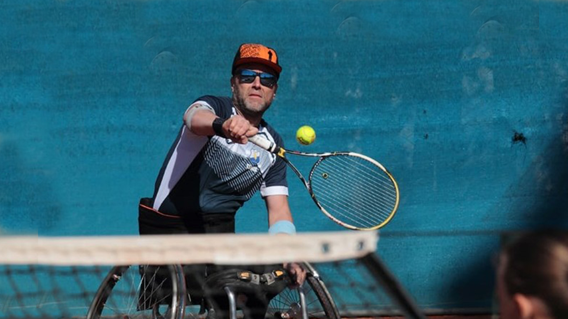 Luca Paiardi in azione sul campo da tennis