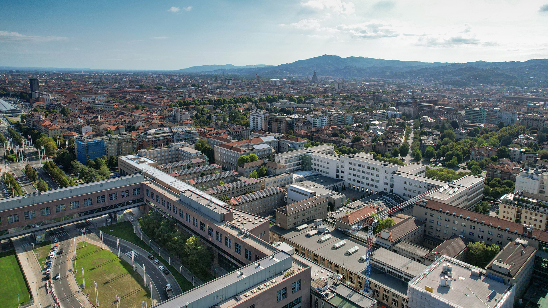 Foto dall'alto della sede centrale del Politecnico con la città di Torino sullo sfondo