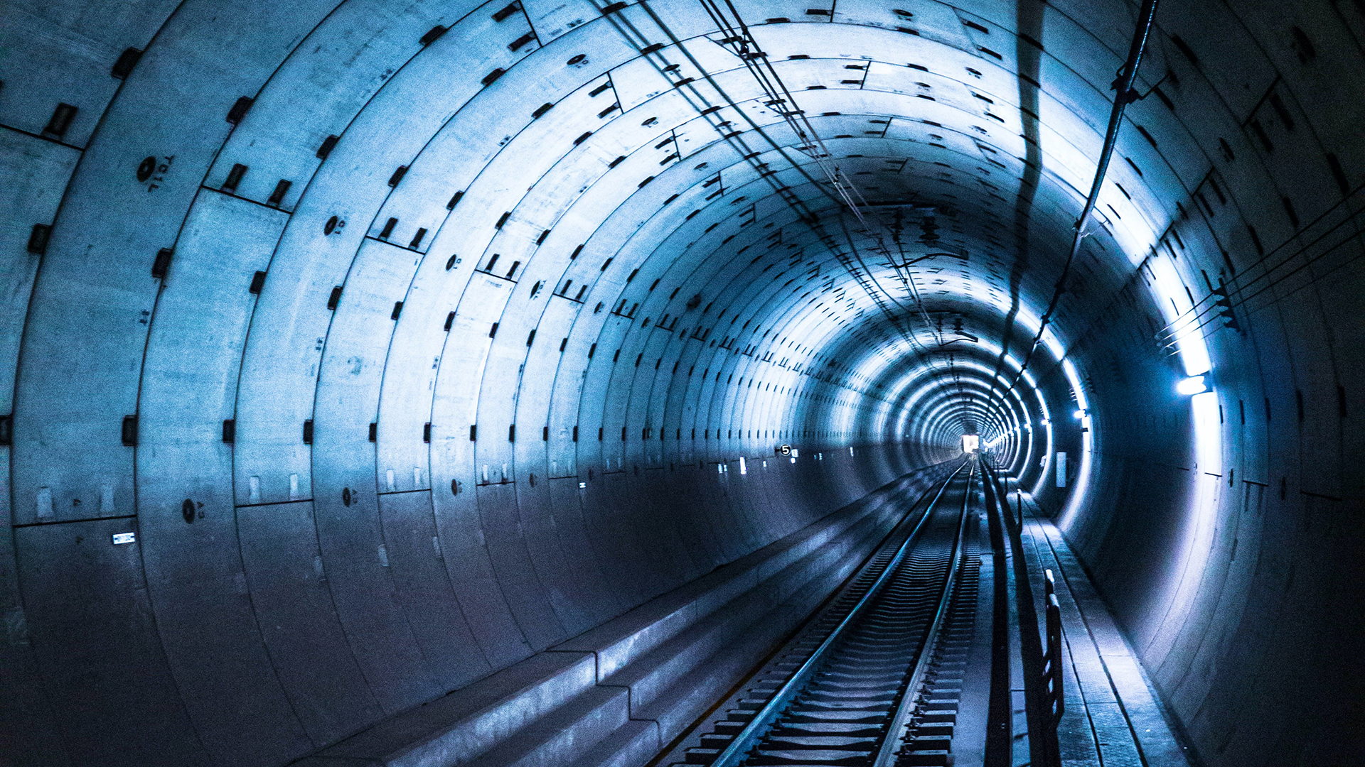 Foto di un tunnel ferroviario illuminato