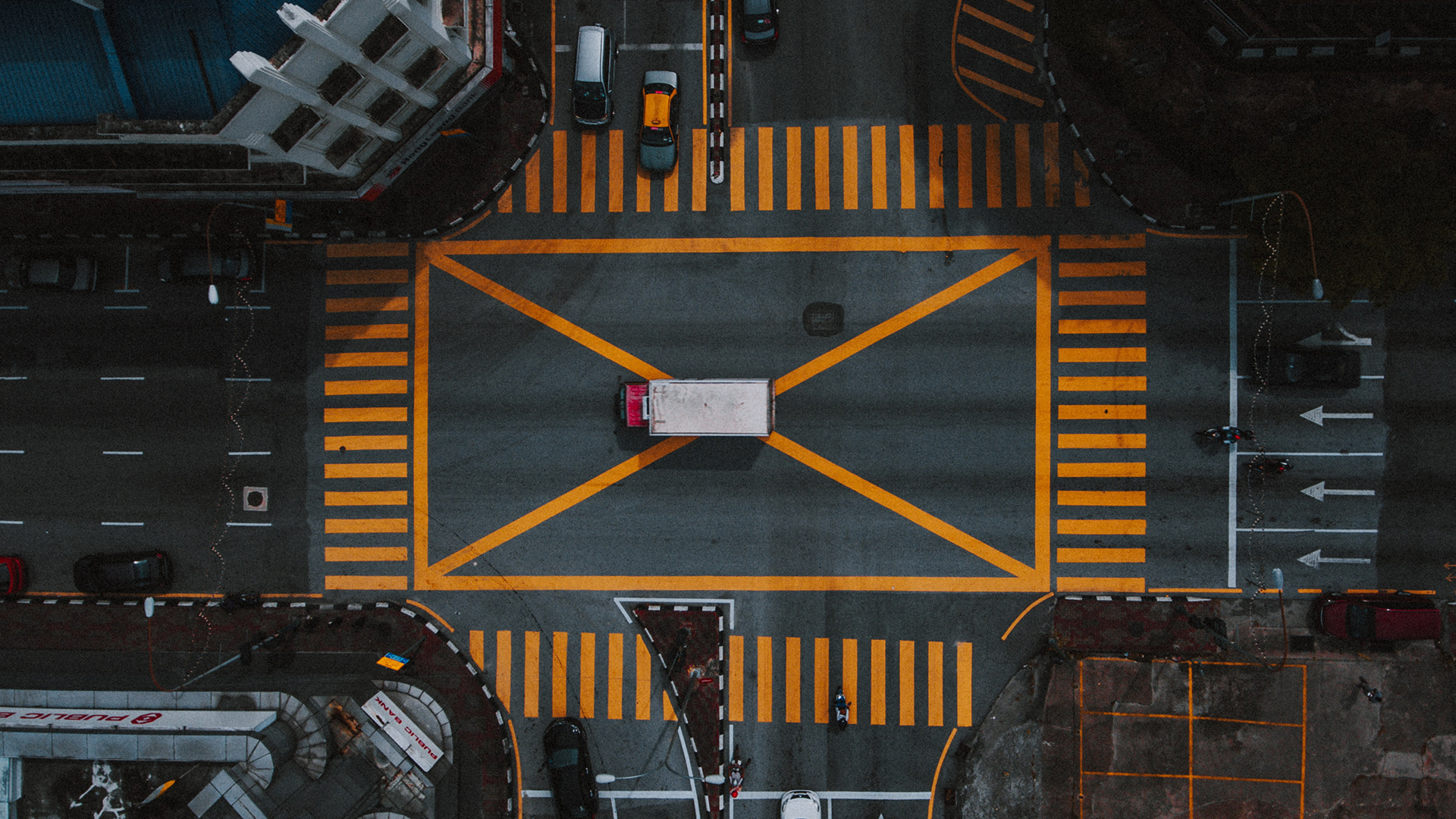 Foto dall'alto di un camion fermo al centro di un incrocio in una grande città