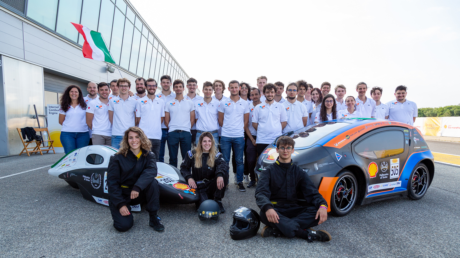 Foto del team con i suoi prototipi in pista