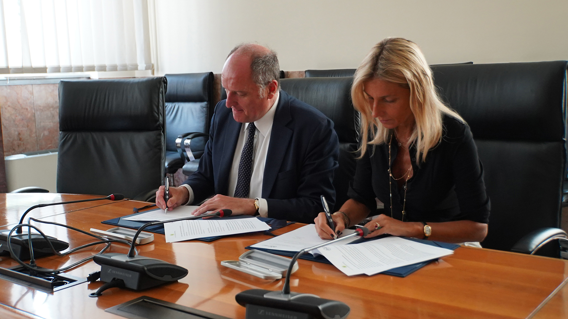 Foto della firma dell'accordo tra Politecnico e Fondazione Molinette