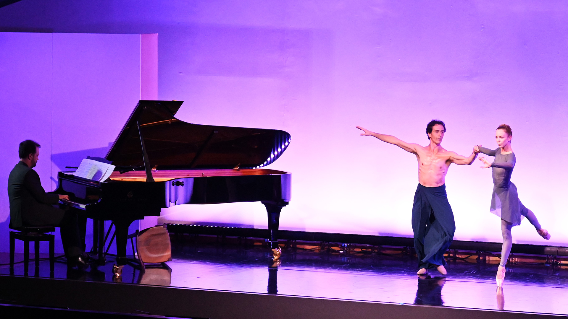 Foto dello spettacolo di danza sul palco dell'Aula Magna del Politecnico