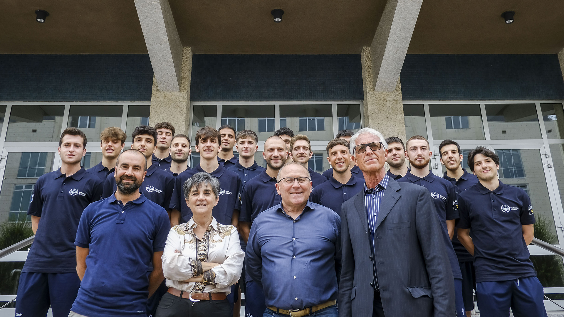 Foto della squadra di calcio del Politecnico con la Prorettrice Montanaro, gli allenatori e il Presidente del CUS