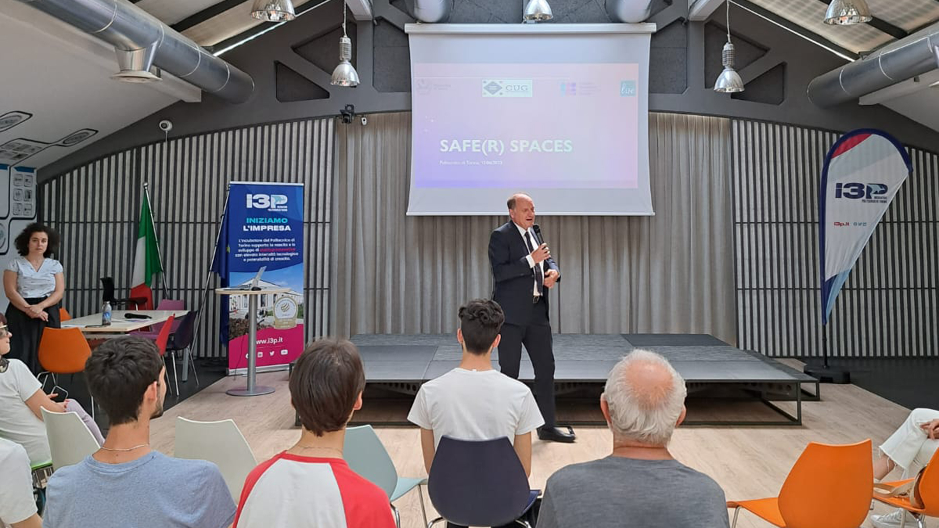 Foto del discorso del rettore Guido Saracco all'evento Safer Spaces