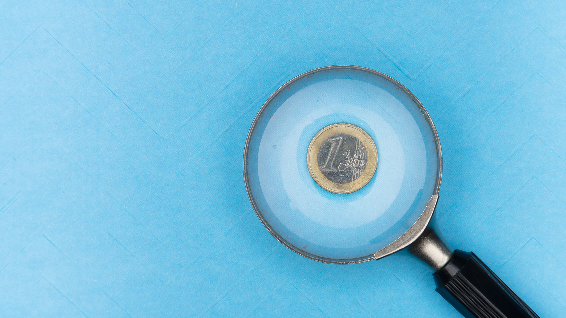 Foto di una moneta da un euro sotto una lente di ingrandimento