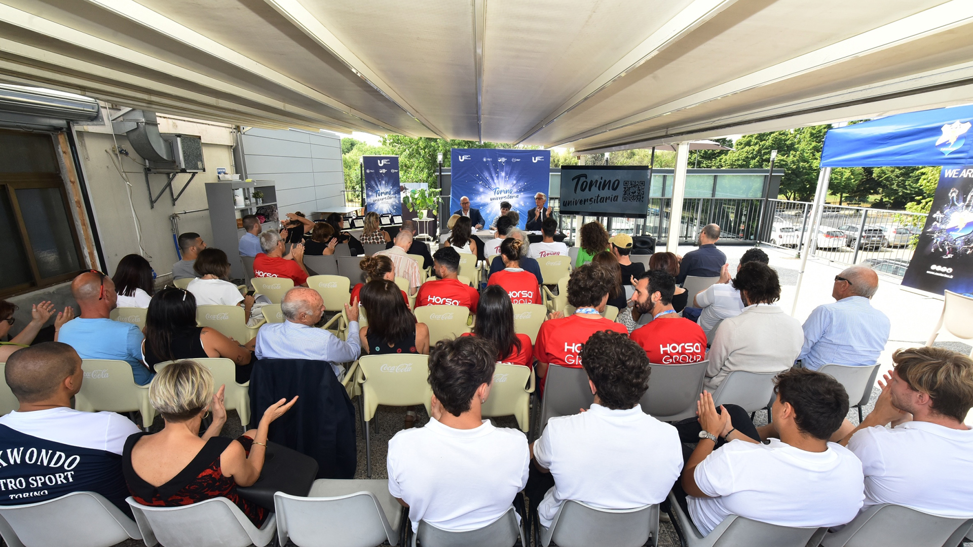 Foto della conferenza stampa dalla prospettiva del pubblico in sala