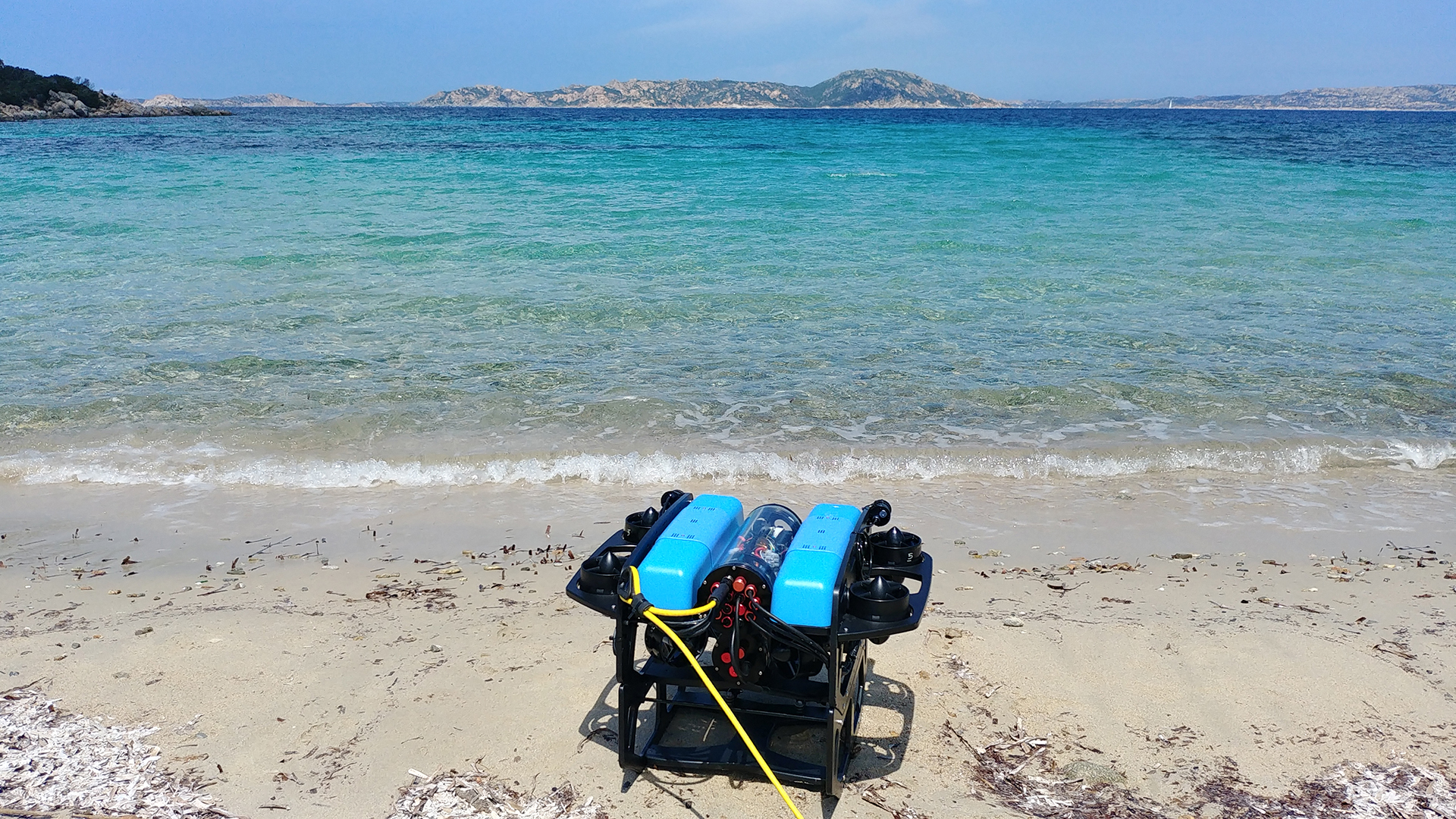 Foto di un ROV sulla spiaggia davanti al mare