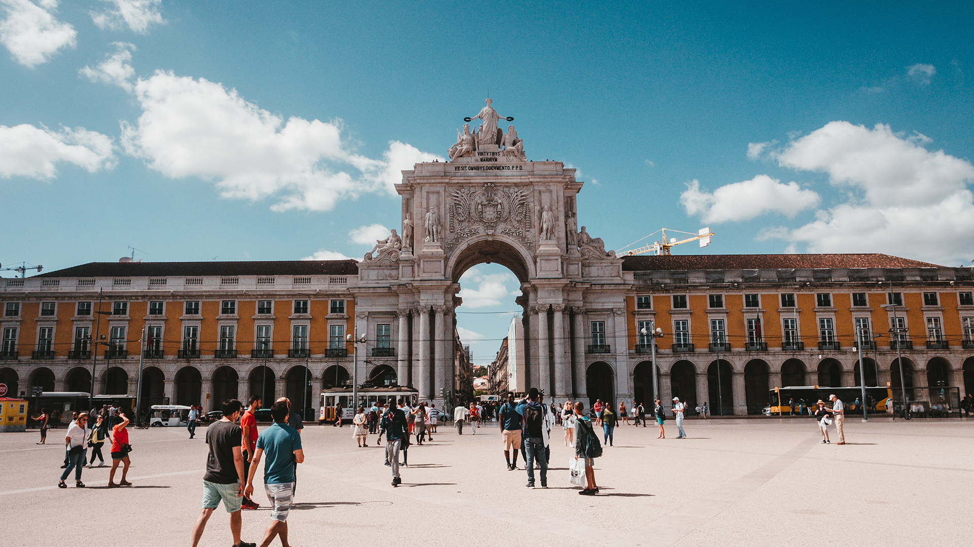 Foto della piazza principale di Lisbona con il suo caratteristico arco