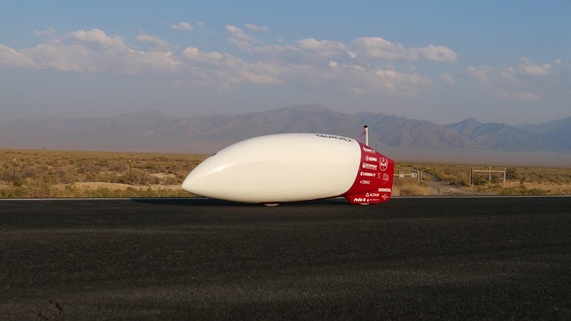 Foto di uno dei prototipi del team su strada nel deserto