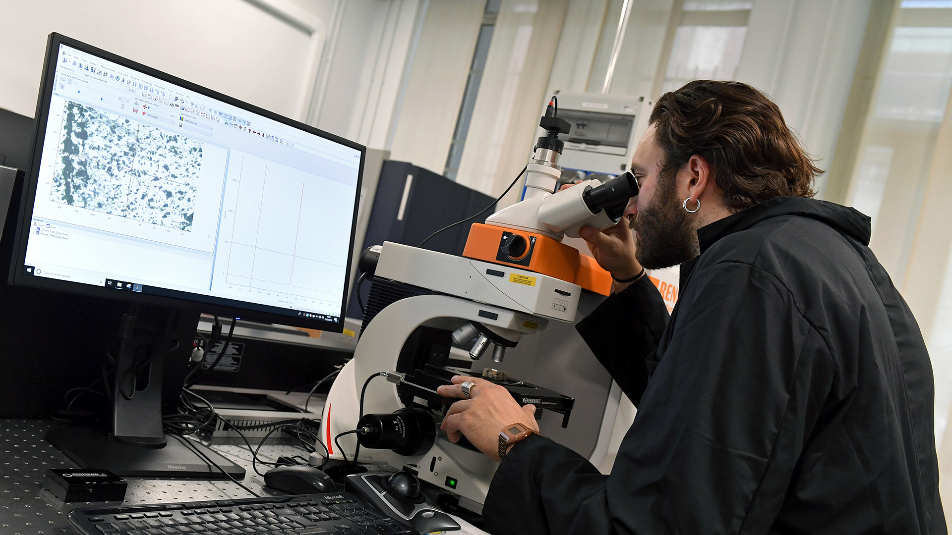 Foto di un ragazzo che osserva campioni con il microscopio