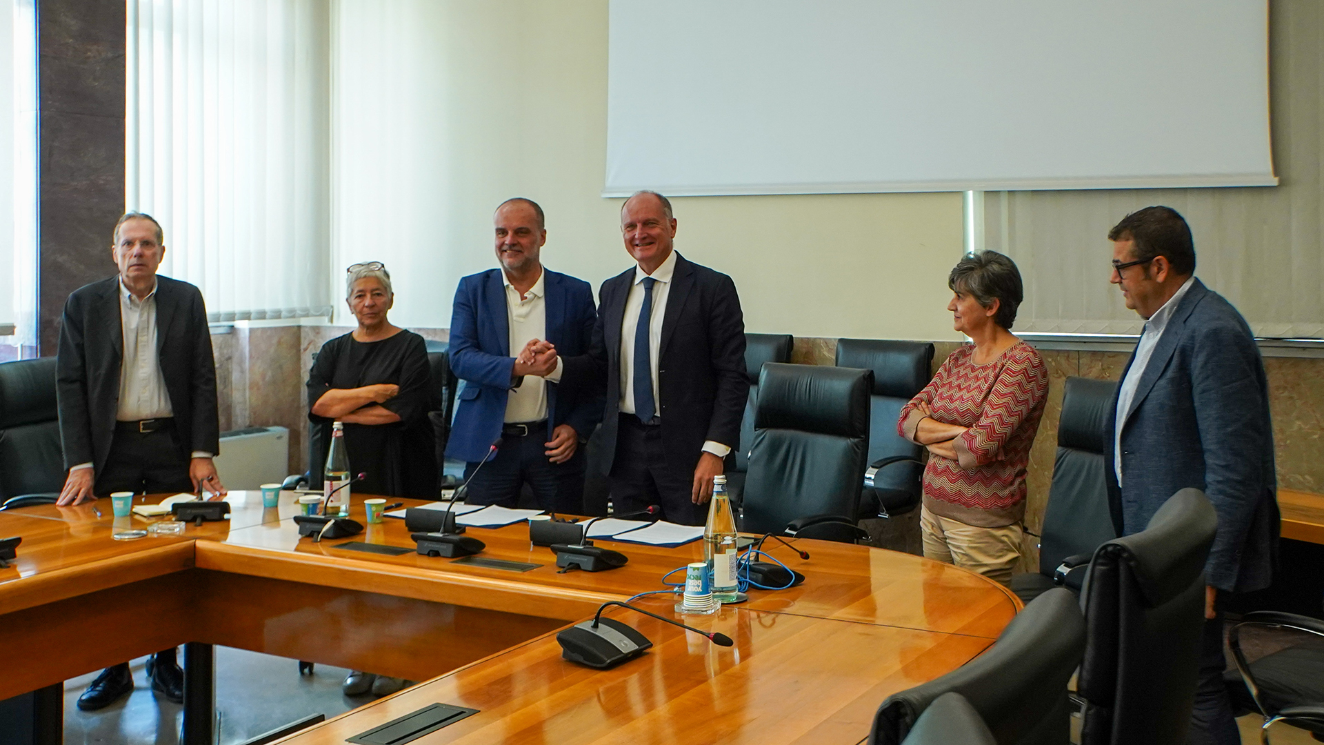 I Rettori di PoliTO e UniTO si stringono la mano dopo la firma