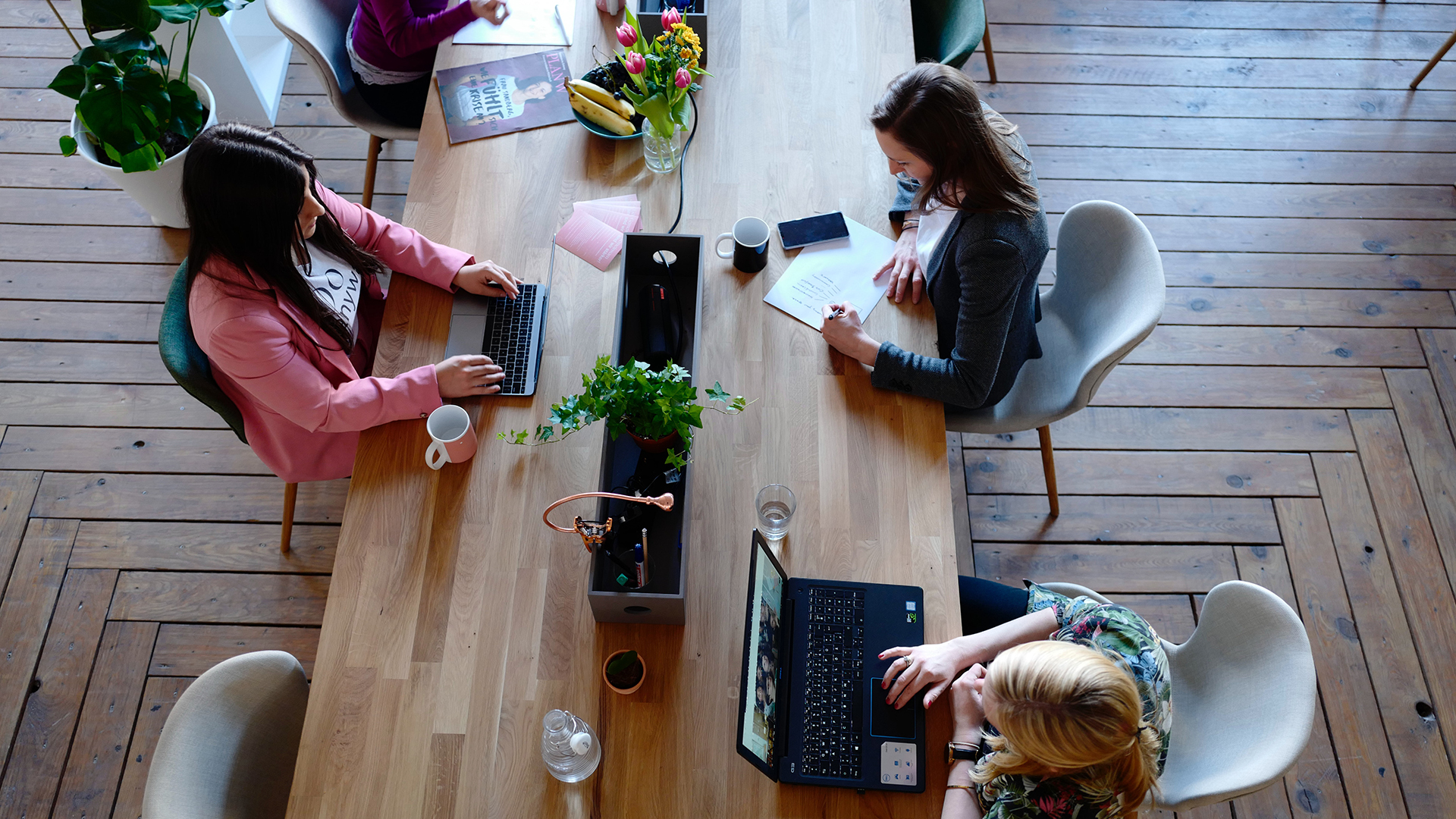 Foto di donne che lavorano al computer