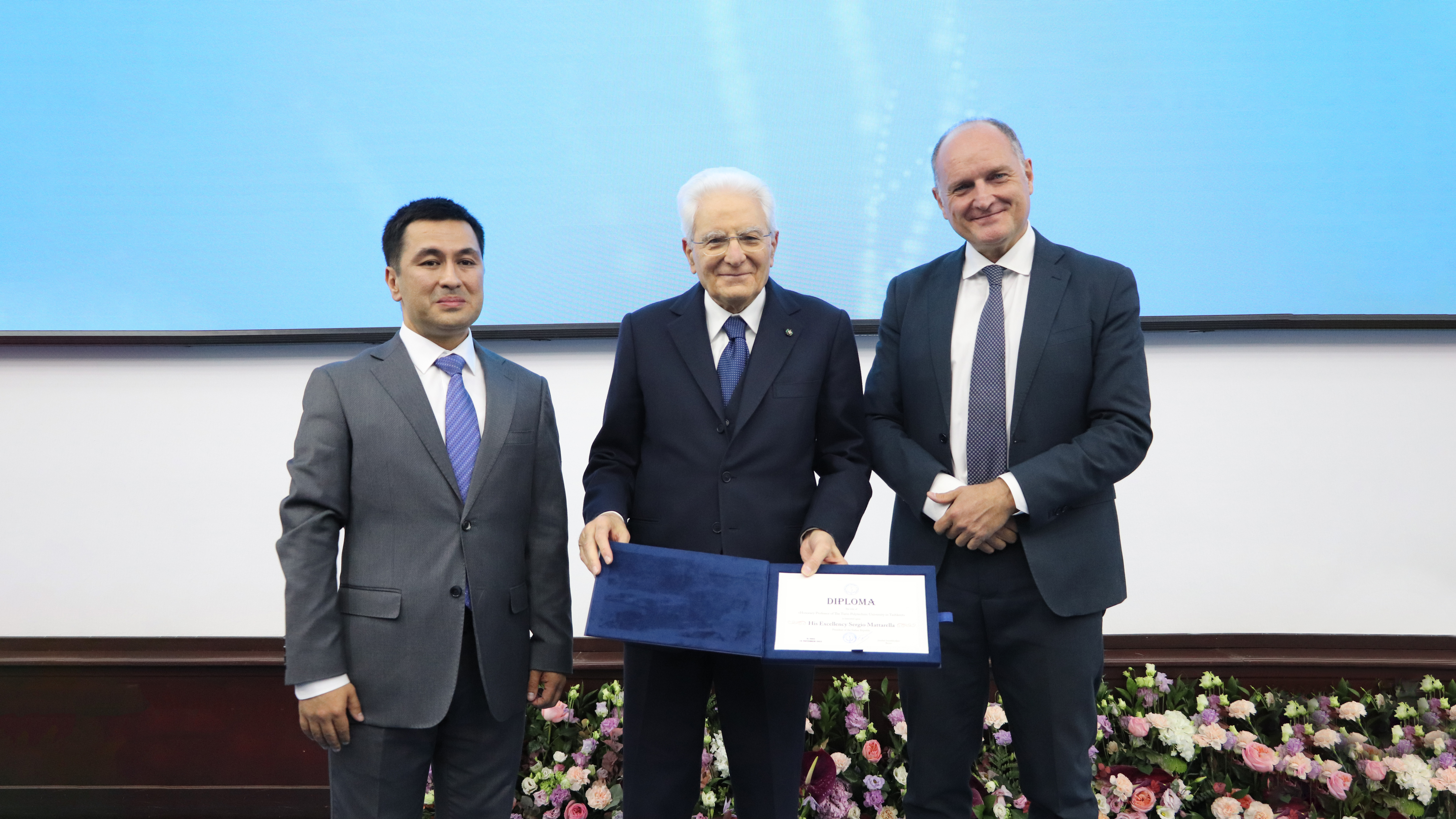 Il Presidente Mattarella riceve un diploma celebrativo della sua visita