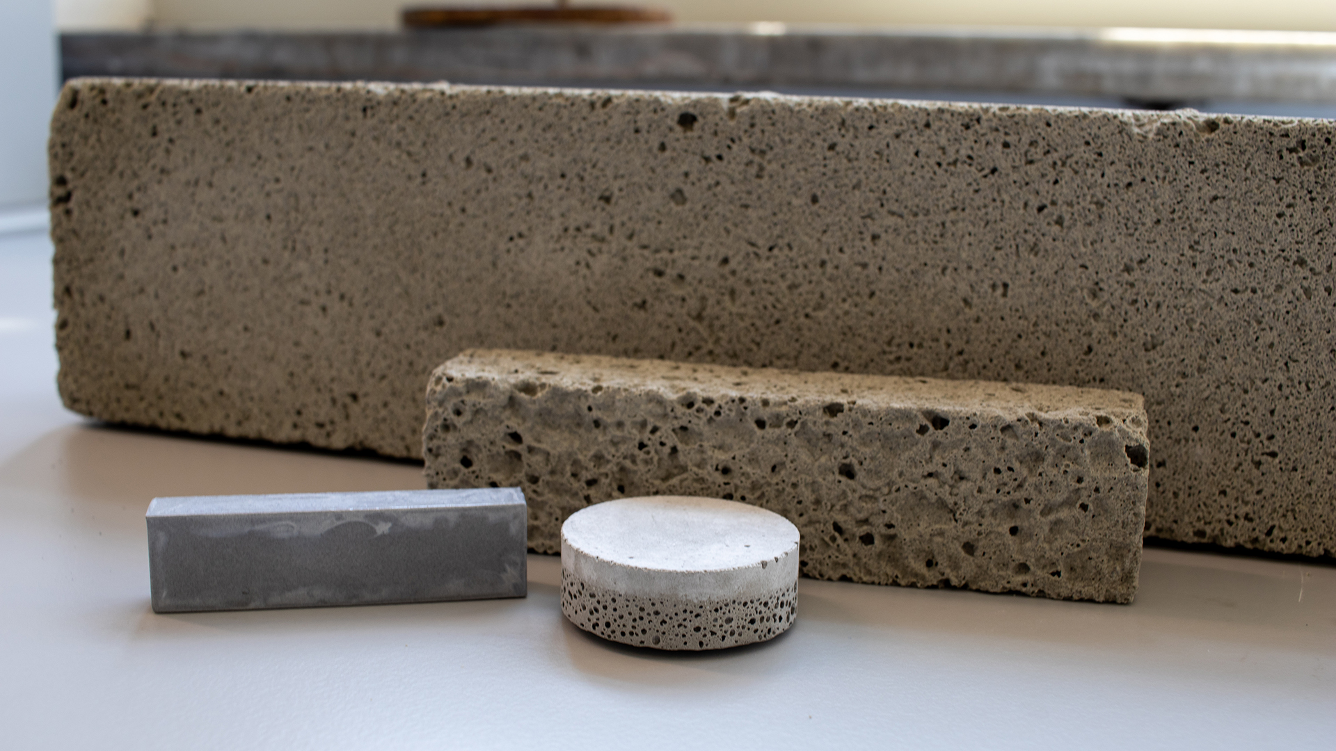Immagine di elementi di cemento creati con fanghi di scarto