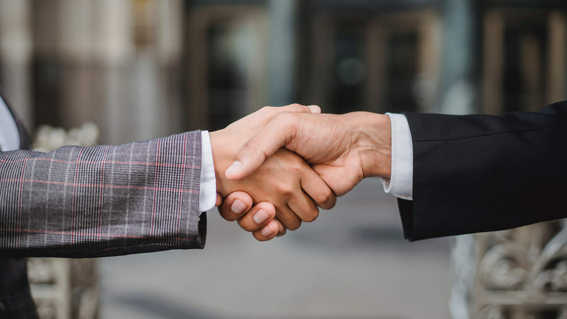 Foto di due persone che si stringono la mano