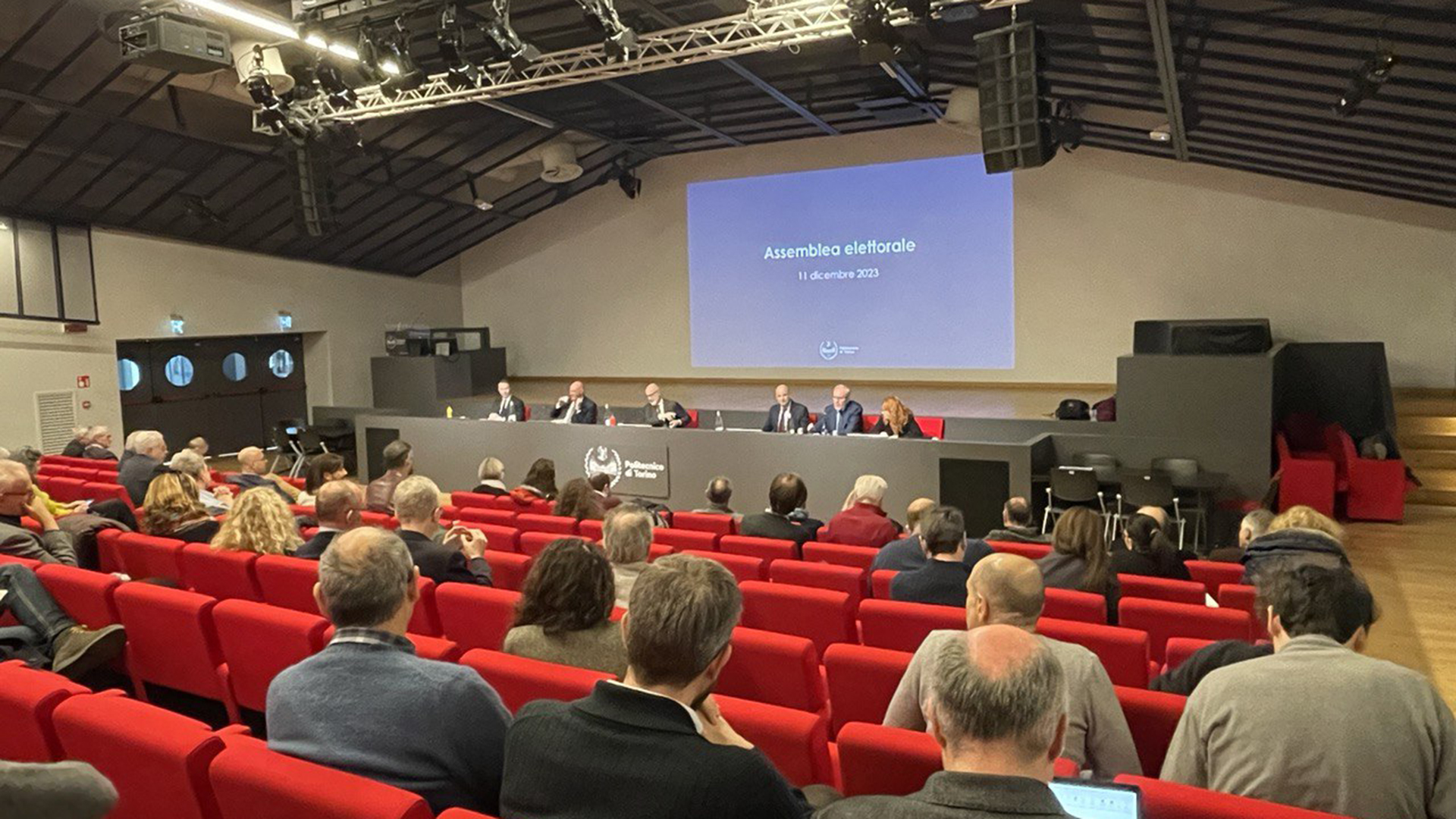 Foto dell'aula magna durante il confronto elettorale