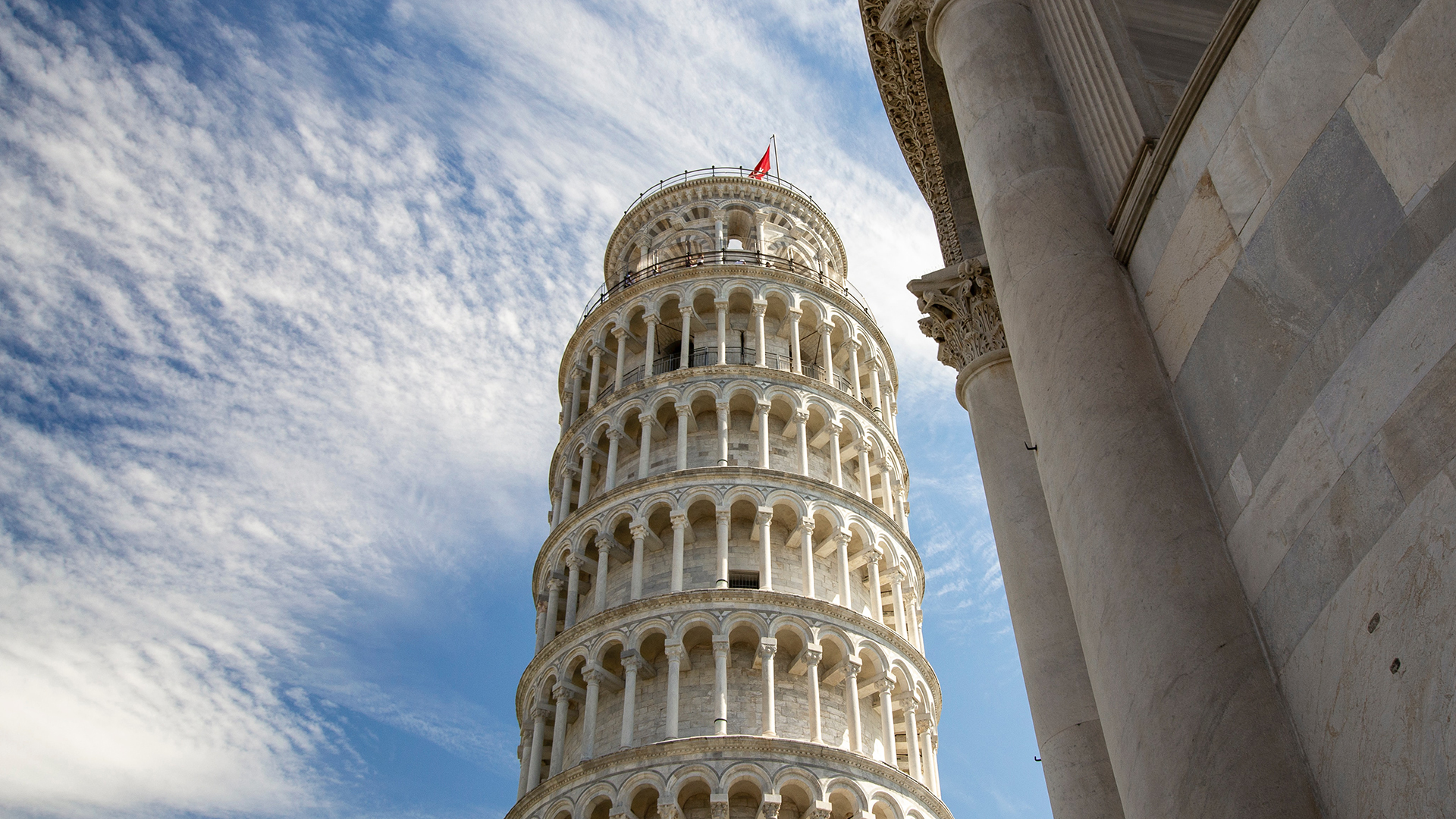 Foto della Torre di Pisa vista dal basso