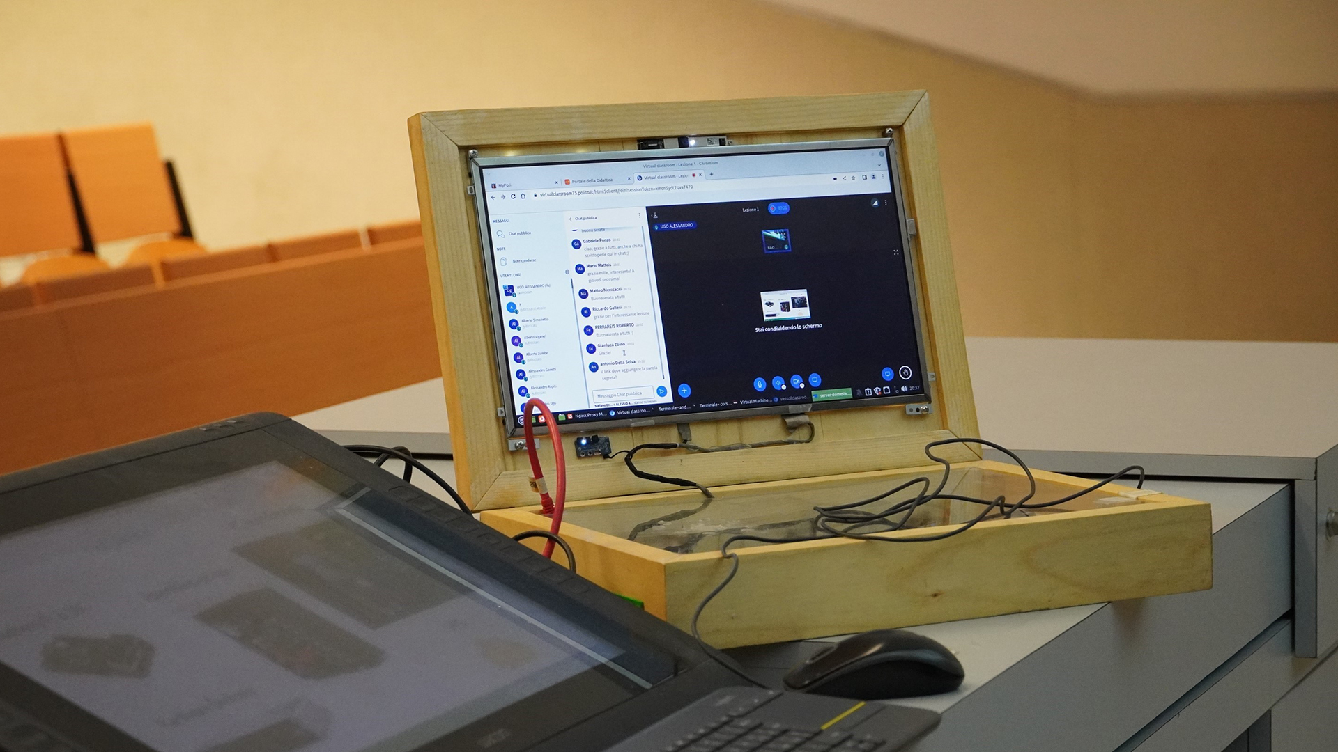 Foto di una delle creazioni del team, un computer all'interno di una scatola di legno