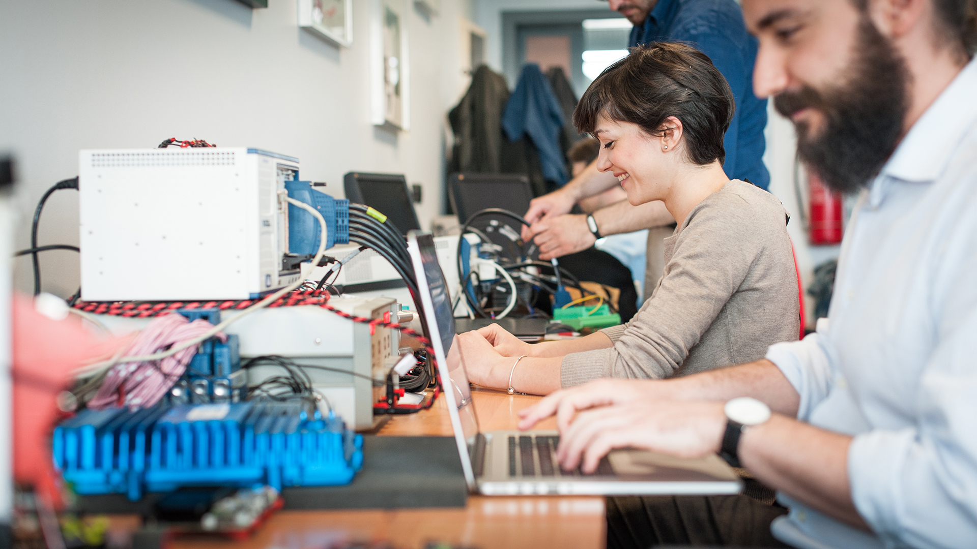 Foto di persone che lavorano al computer