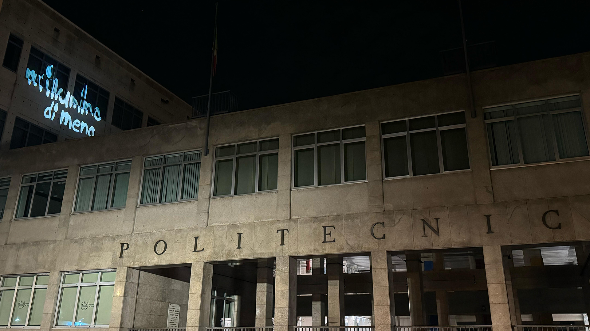 Foto dello spegnimento delle luci della sede centrale, con proiezione del logo di M'illumino di meno