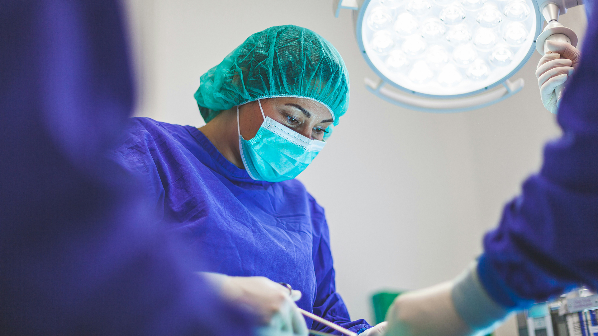 Foto di un chirurgo in azione in sala operatoria