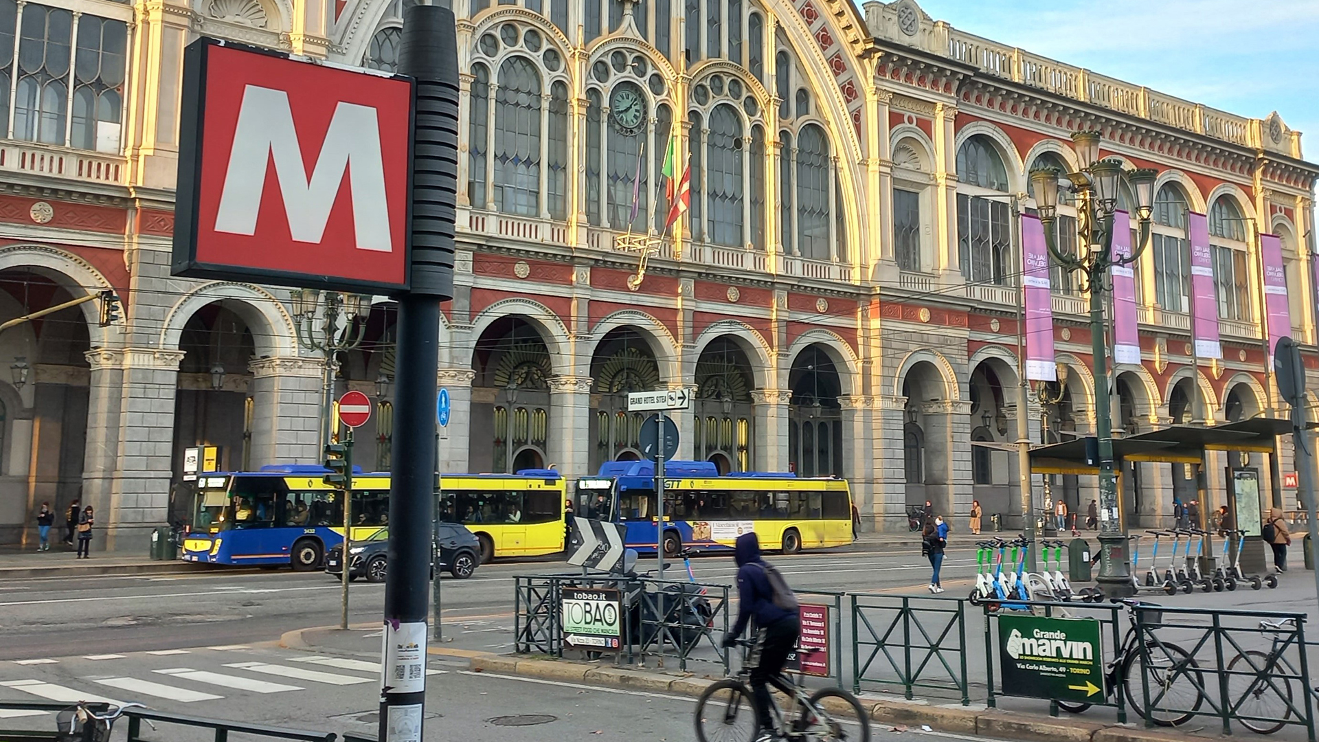 Foto della stazione di Porta Nuova a Torino vista dall'esterno